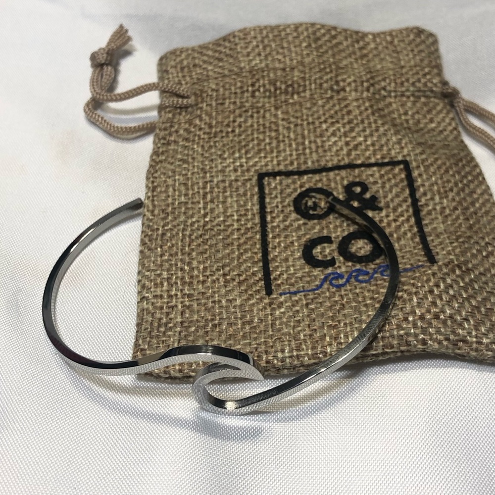 🛑CLEARANCE‼️ 🆕 O & Co Silver wave bracelet